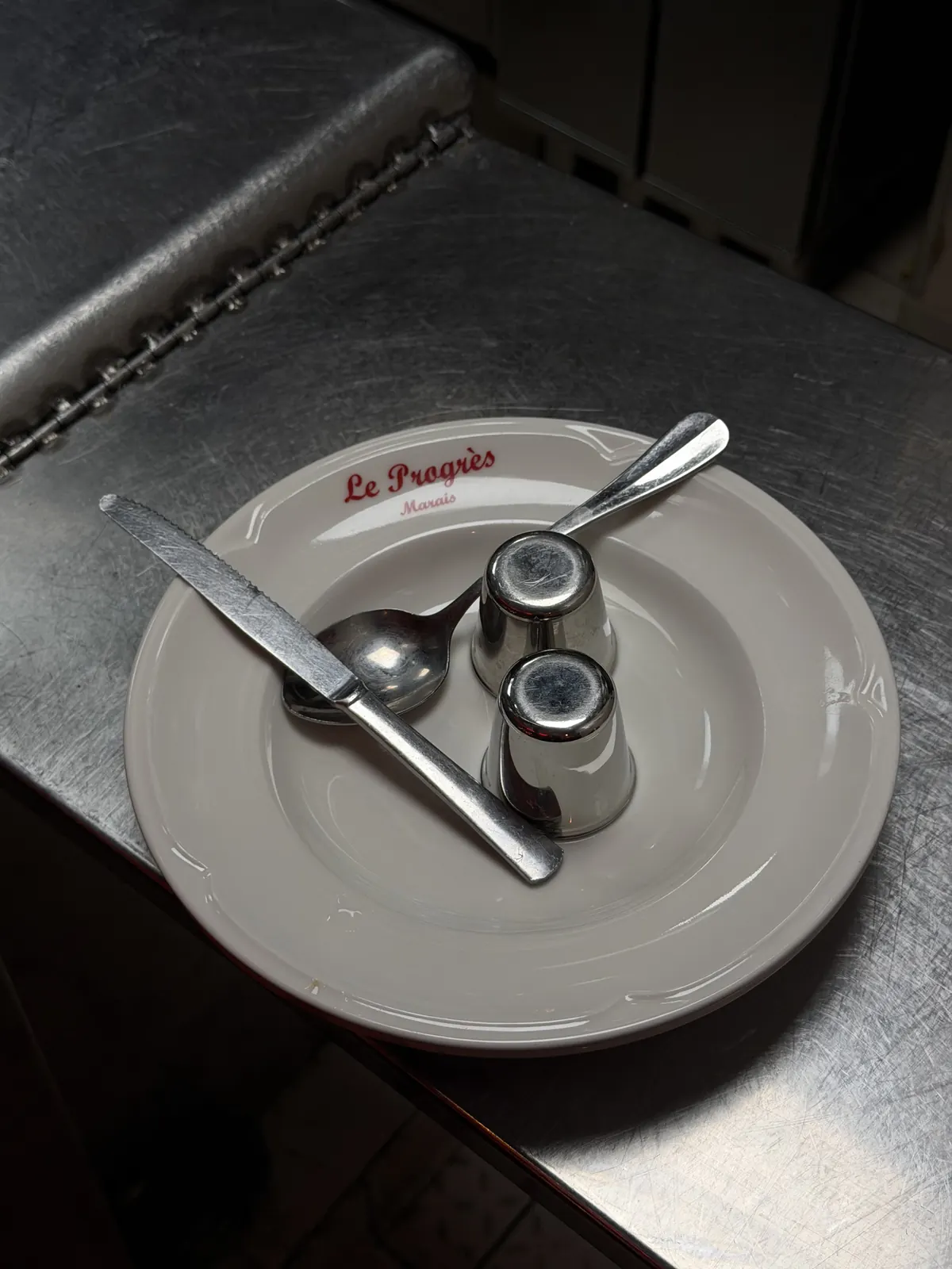 Une assiette Le Progrès sur le zinc