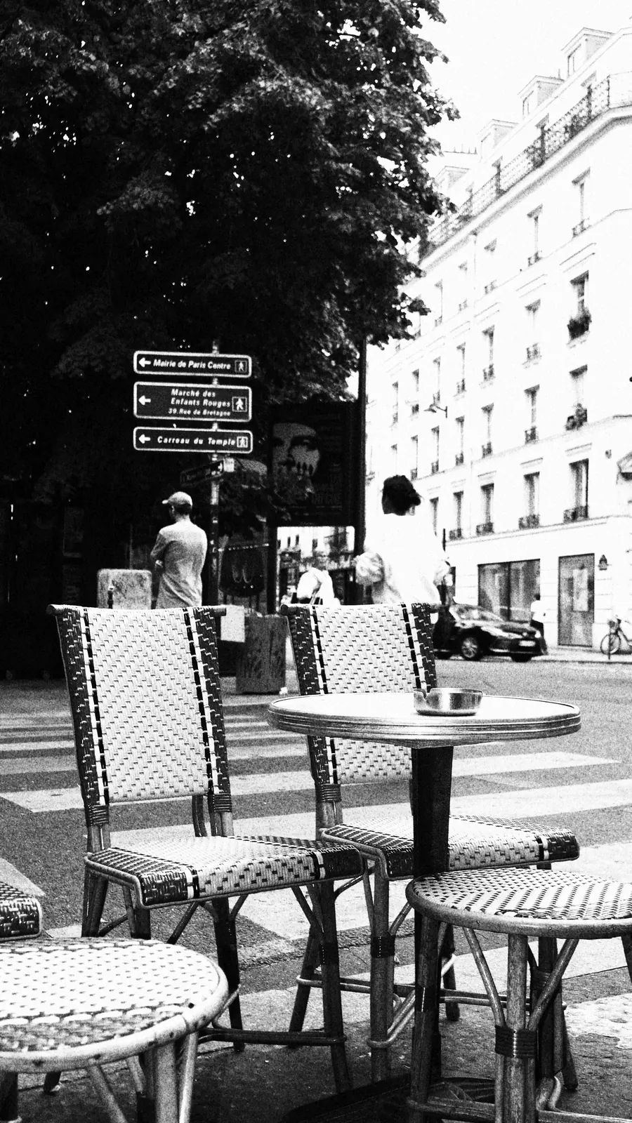 Chaises de bistrot cannées rue de Bretagne