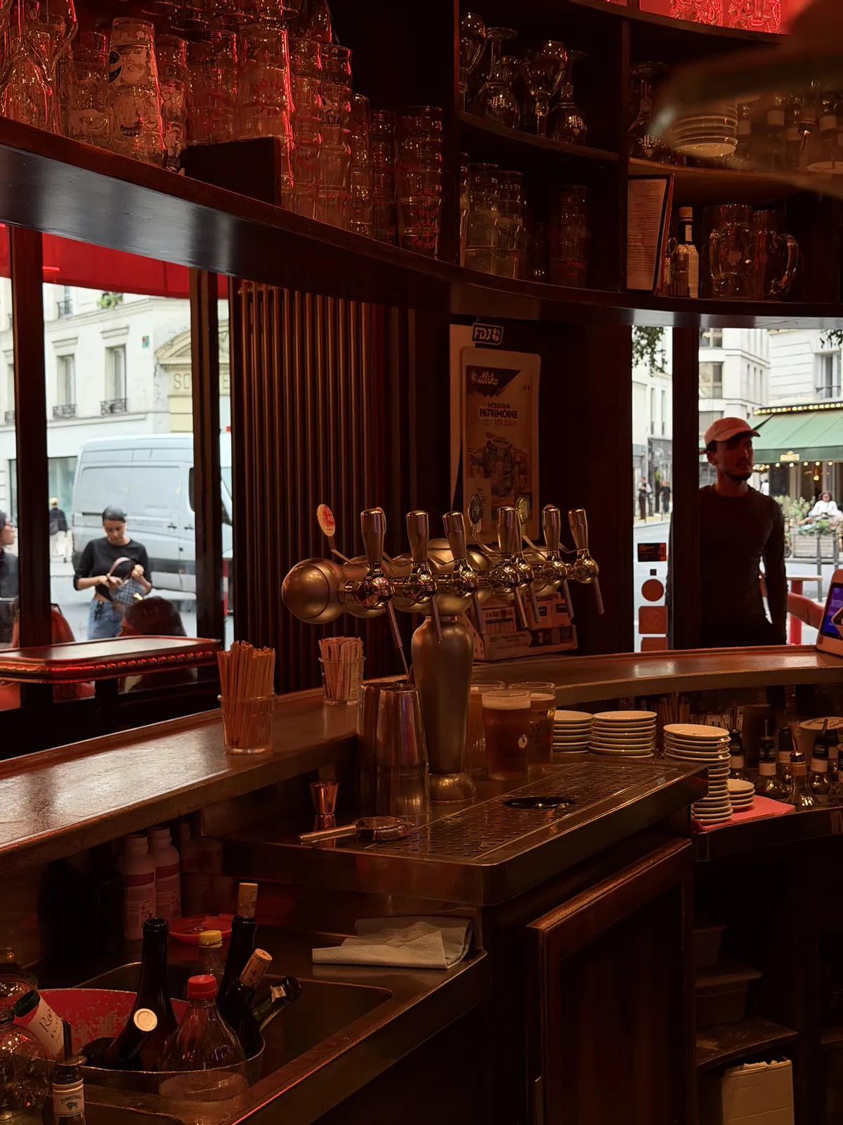 Le comptoir et ses pompes à bière