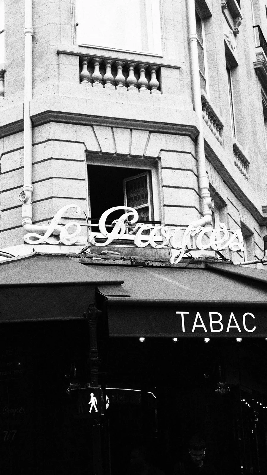 Les enseignes Le Progrès et Tabac la nuit