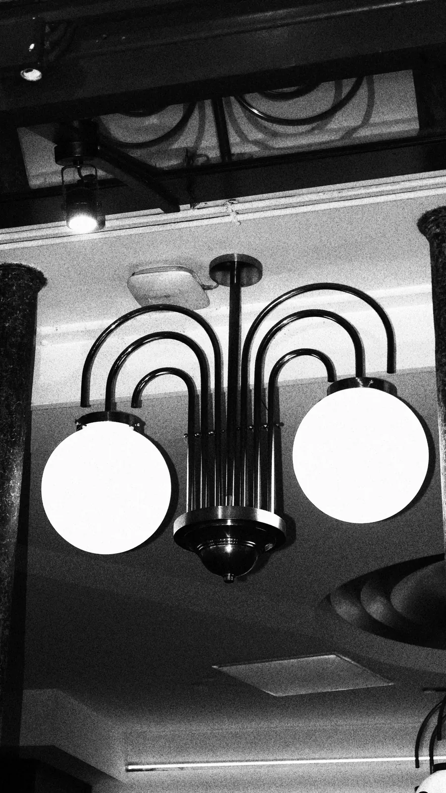 Le lustre à globes