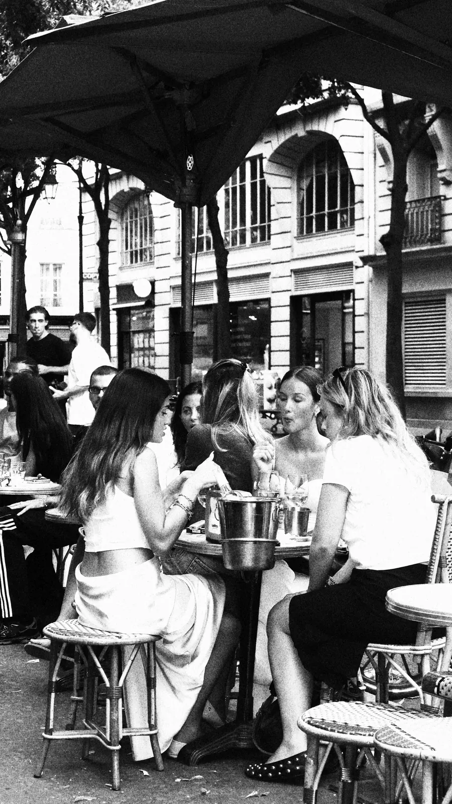 Une tablée d'amies en terrasse